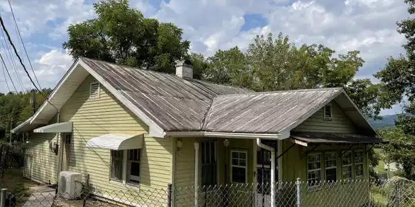 127 Carlyle Ave