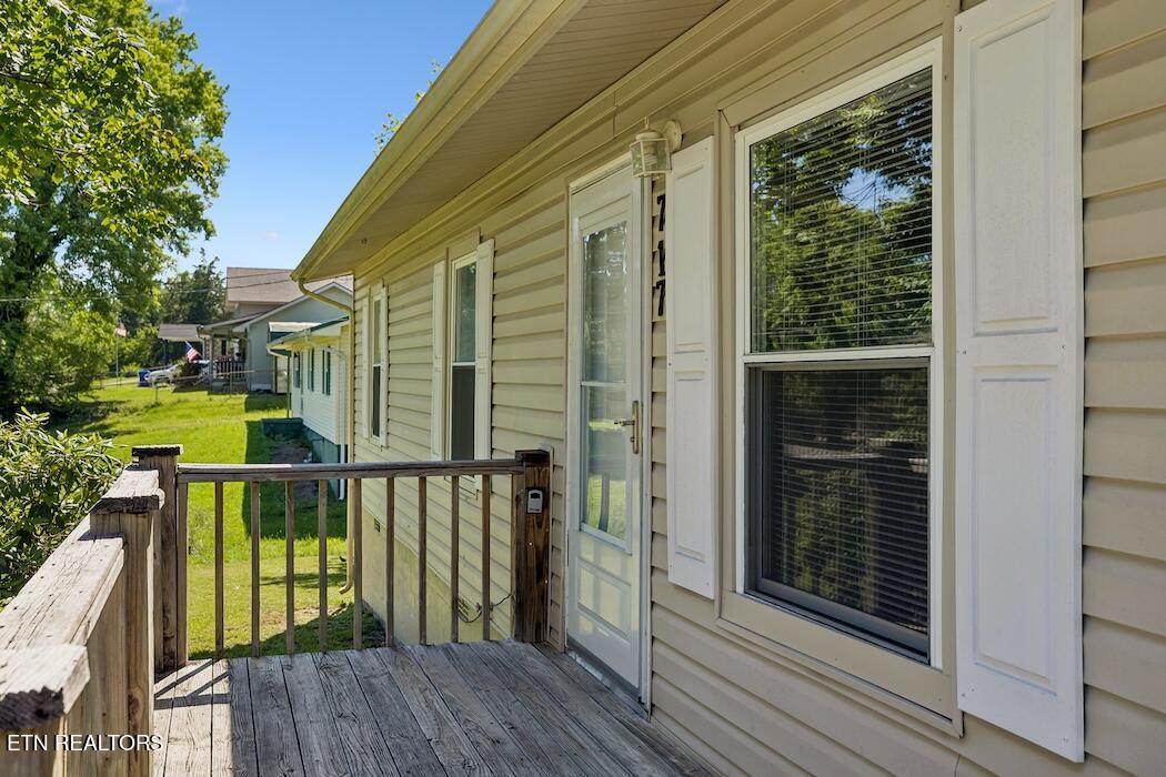 Image 2: 4-717 Bernard Ave - 002