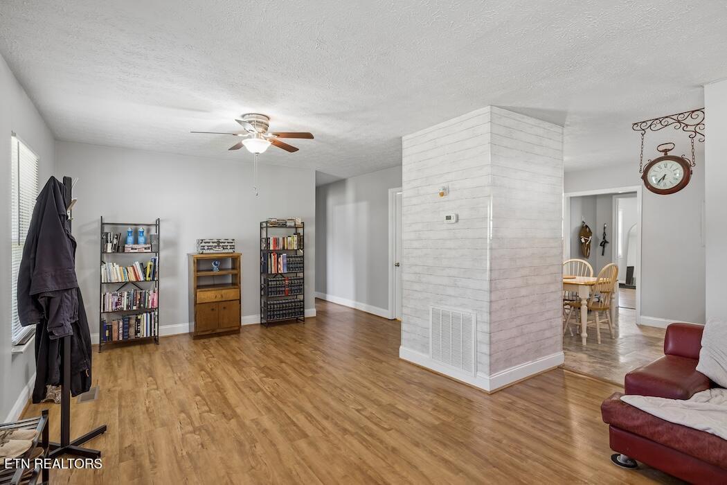 Image 3: 8-717 Bernard Ave - 008