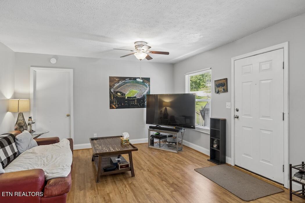 Image 4: 6-717 Bernard Ave - 006