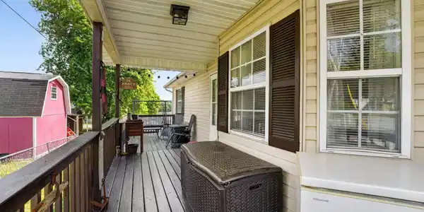 206 E Maple St