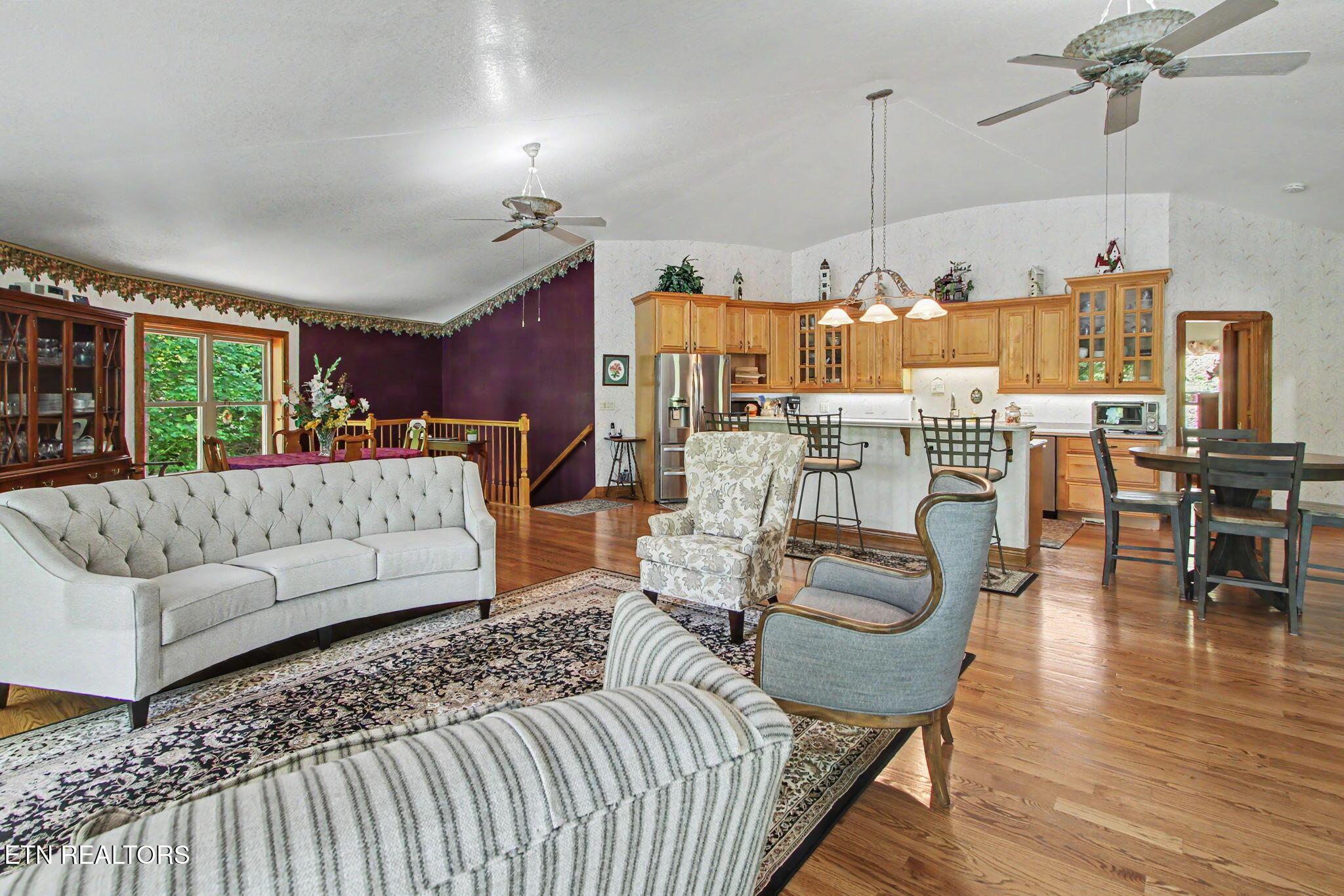 Image 4: Main living & Kitchen