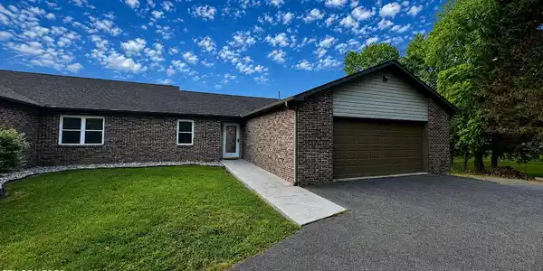 Image 2: Front of condo