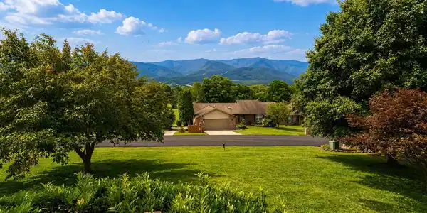 Image 3: Year round mountain views