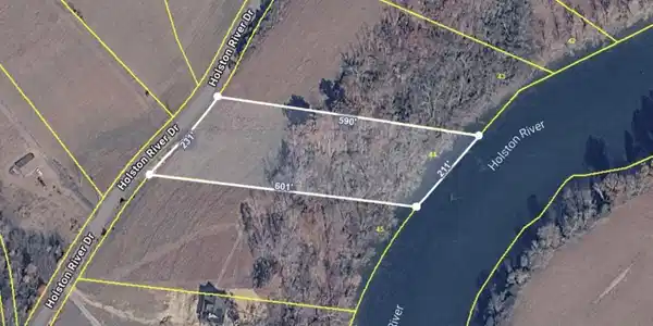 Image 2: 2.27 Acres on the water