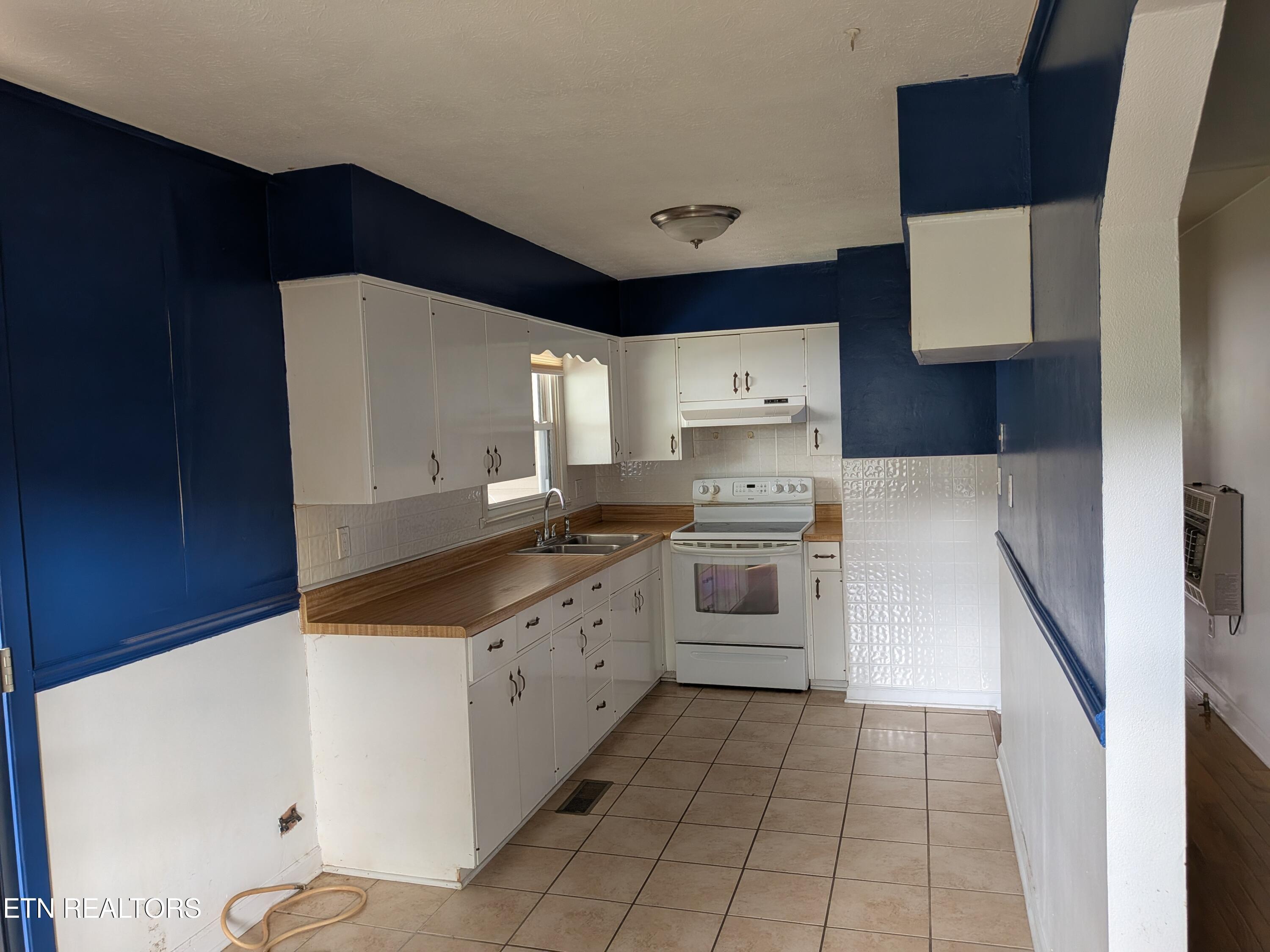 Image 2: 5 kitchen