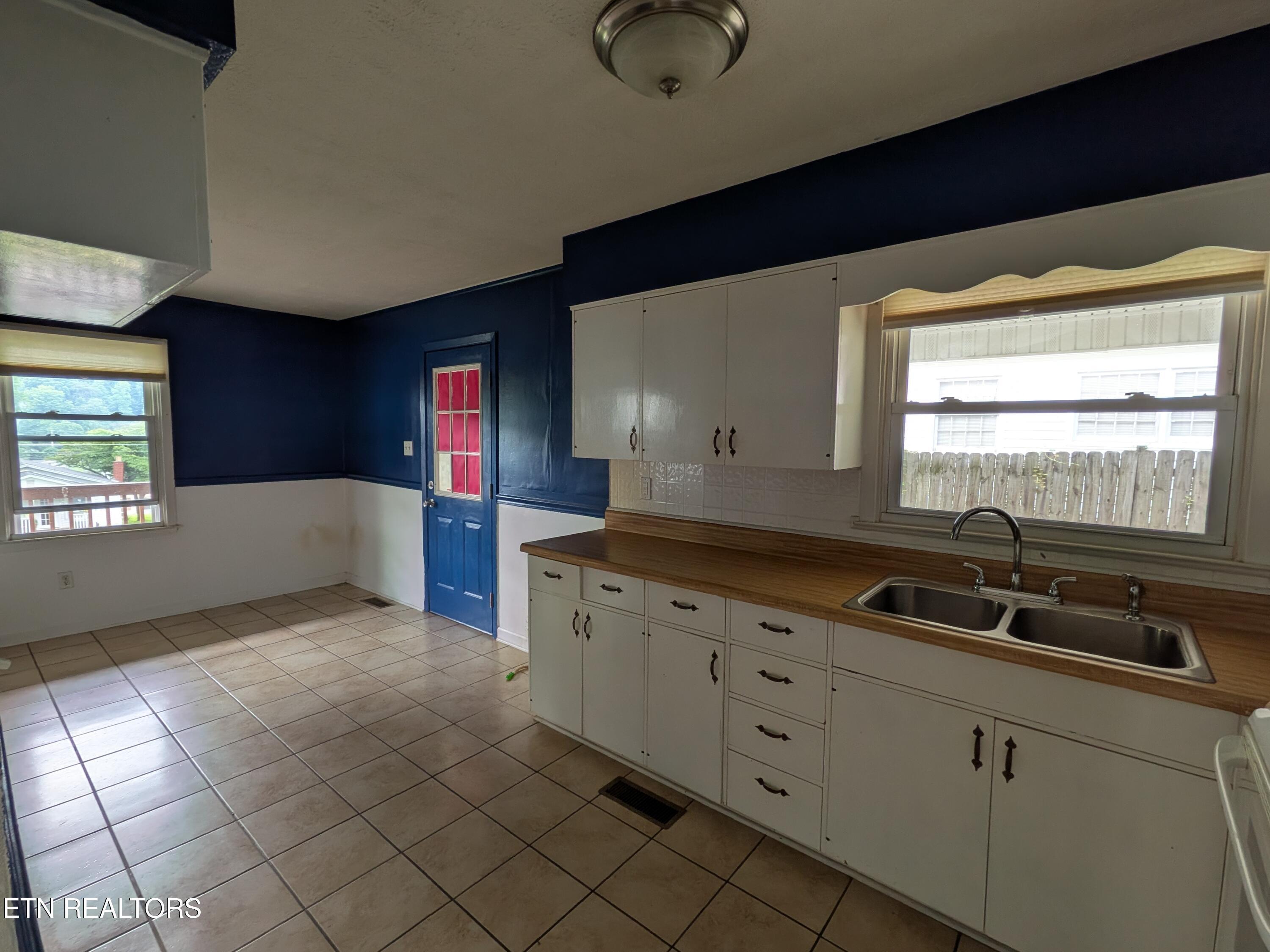 Image 3: 6 kitchen