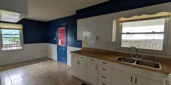 Image 3: 6 kitchen