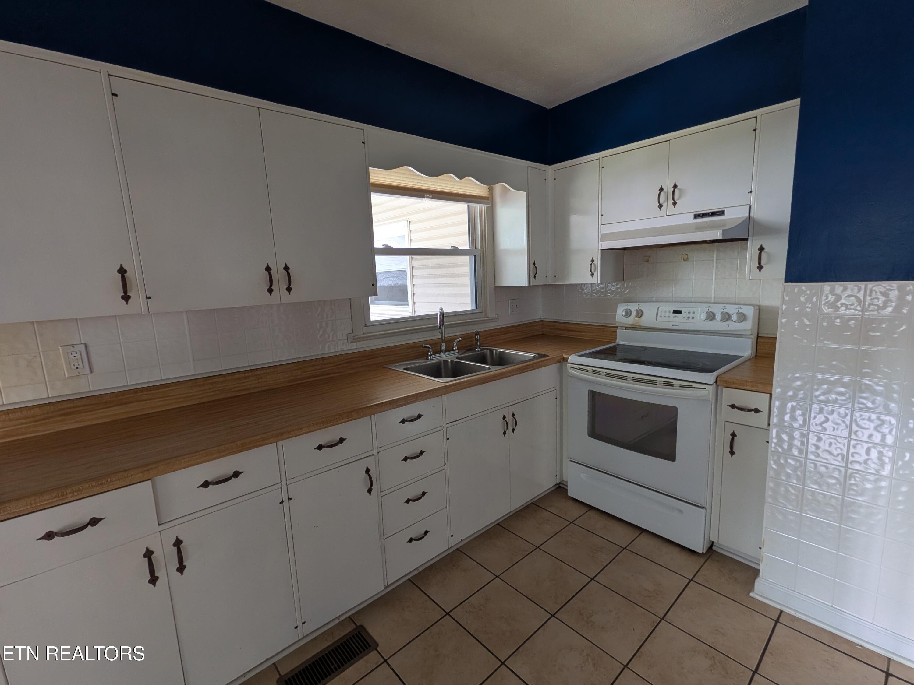 Image 4: 7 kitchen