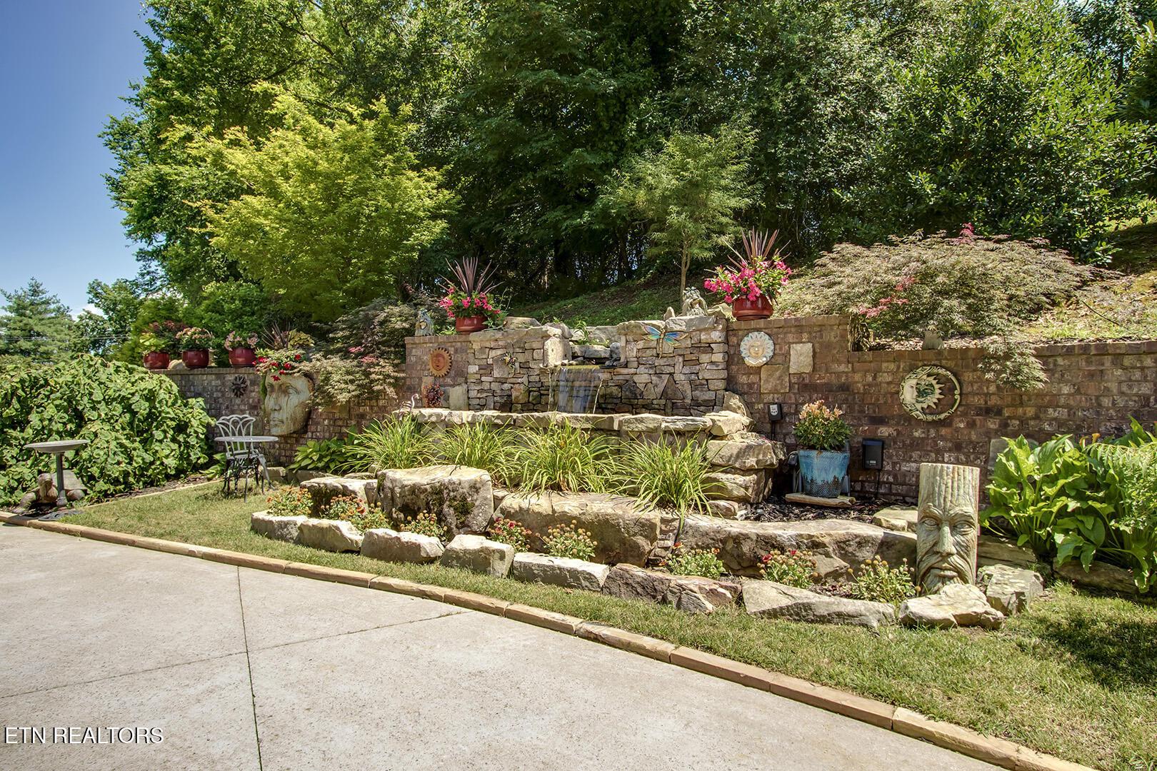 Image 4: water feature