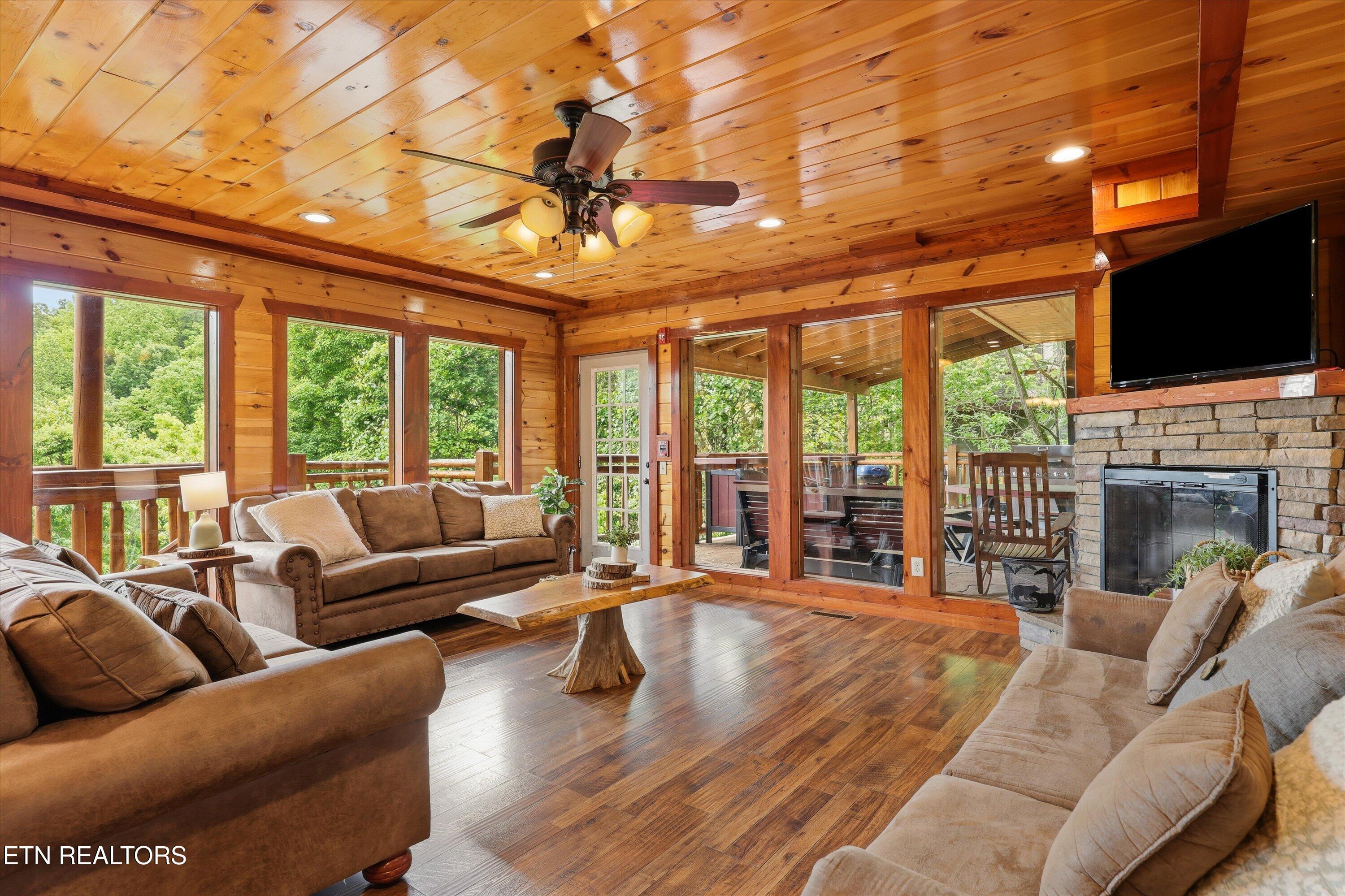 Image 4: 08-1935 Blackthorn Trail52