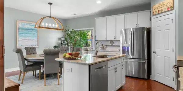 Image 4: Kitchen