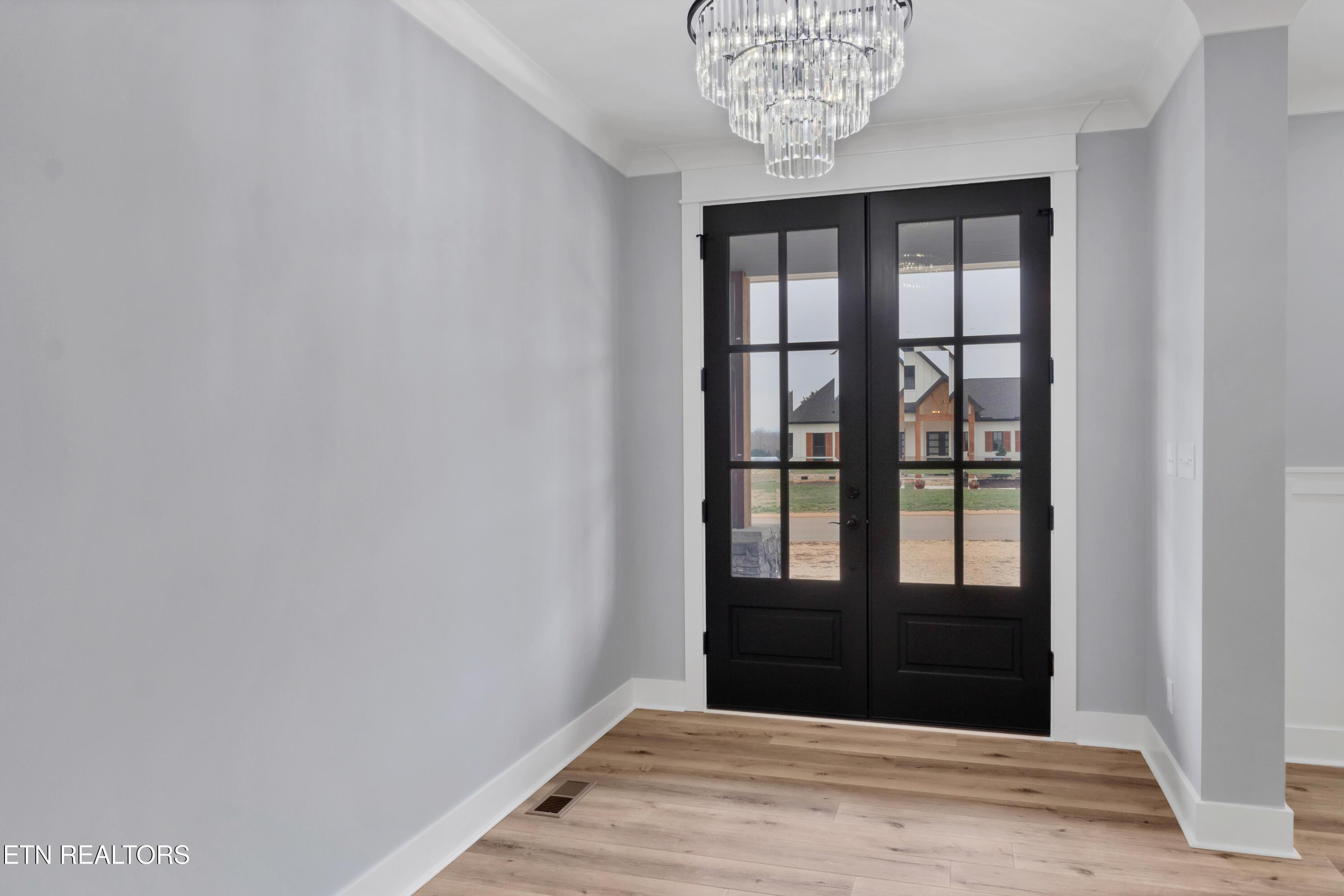 Image 3: Inviting entryway