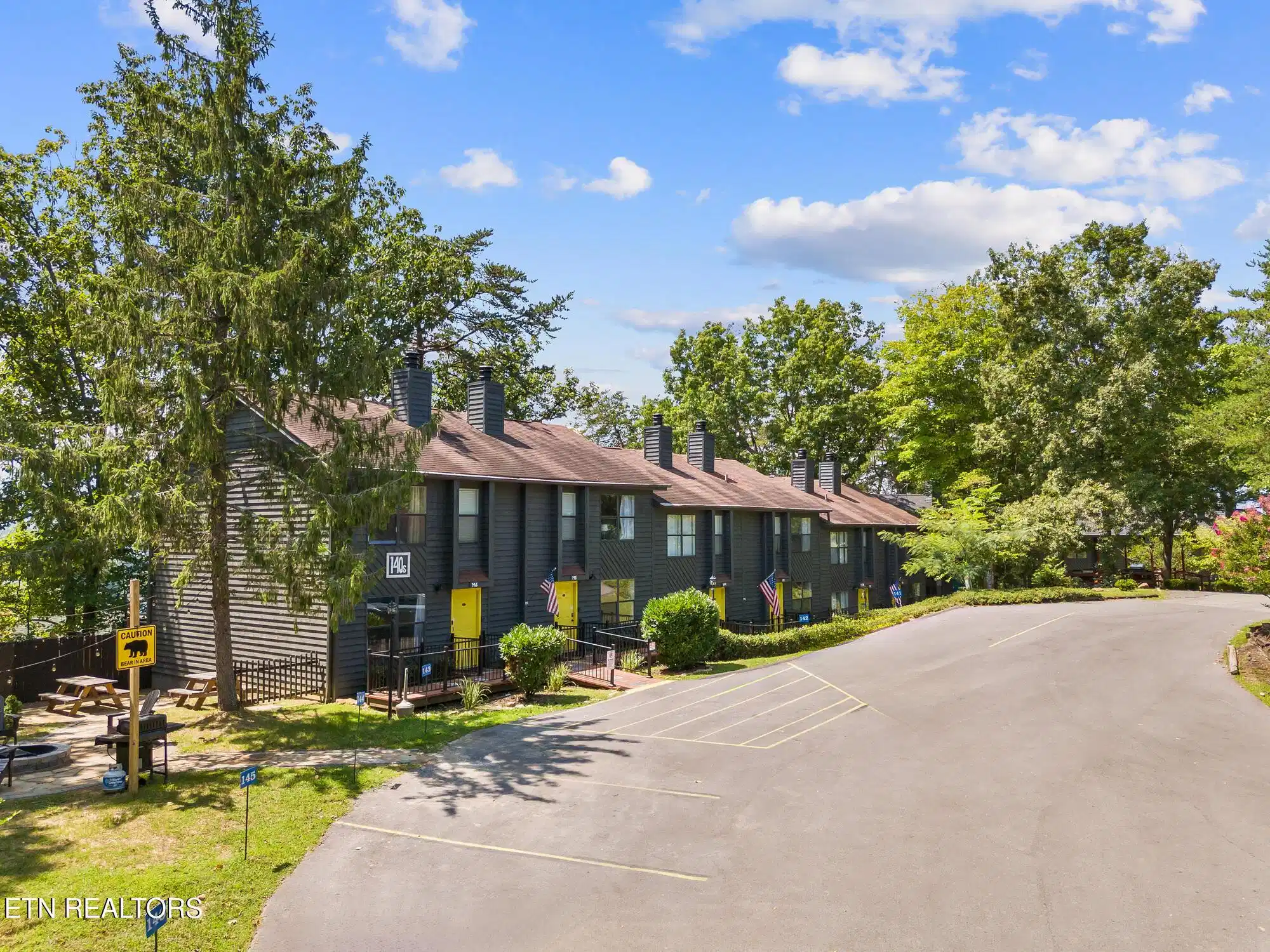 Image 1: Pinecrest_Townhomes_-08