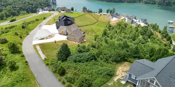 Image 4: Located on Norris Lake