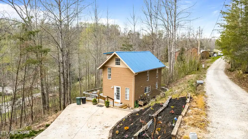 Image 1: 1-517 Easter Ln