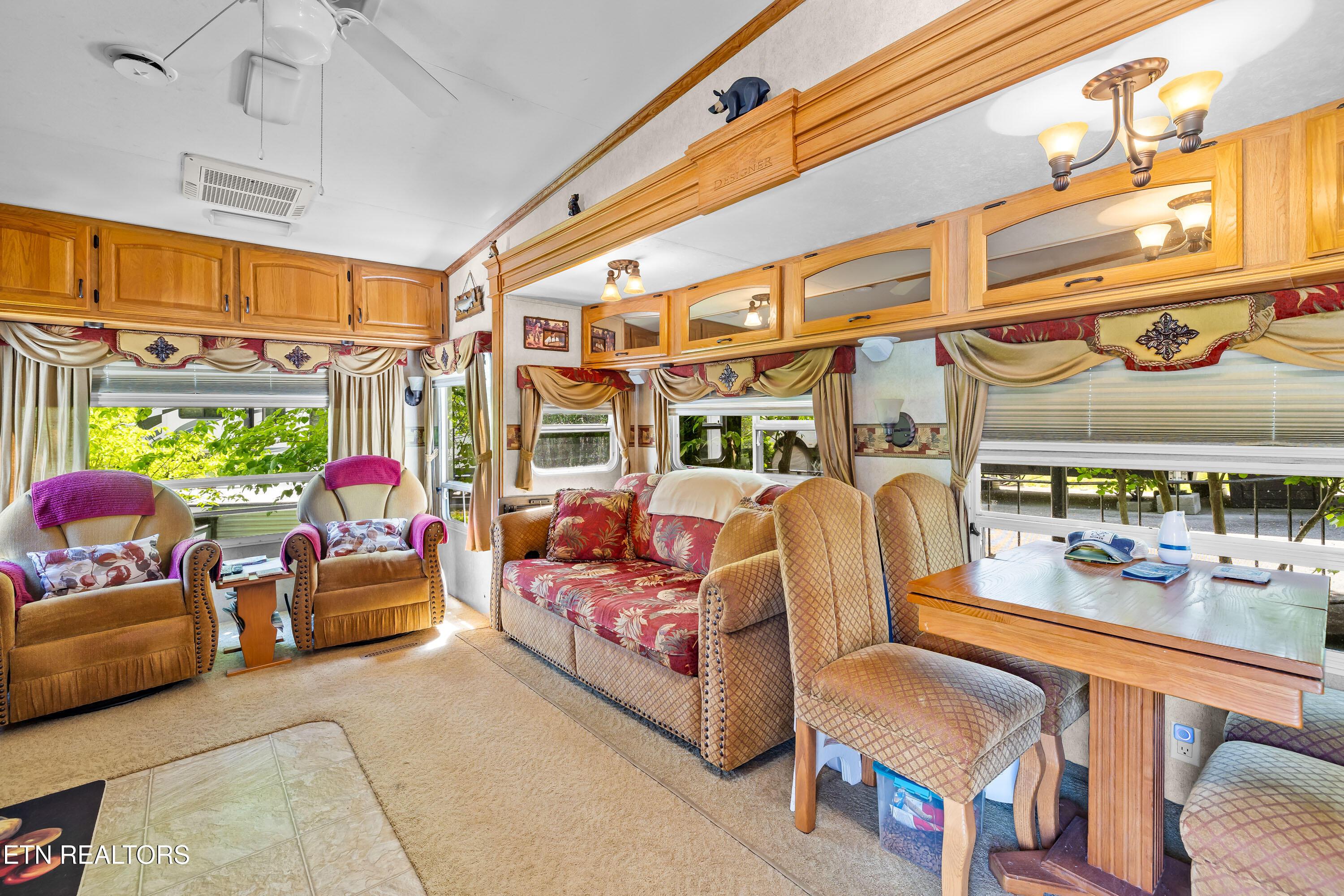 Image 2: lot51