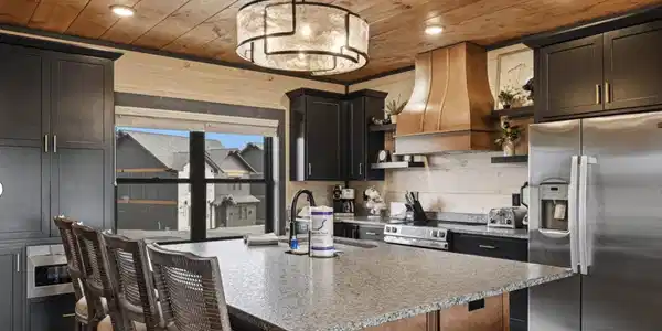 Image 2: Large Island in the kitchen