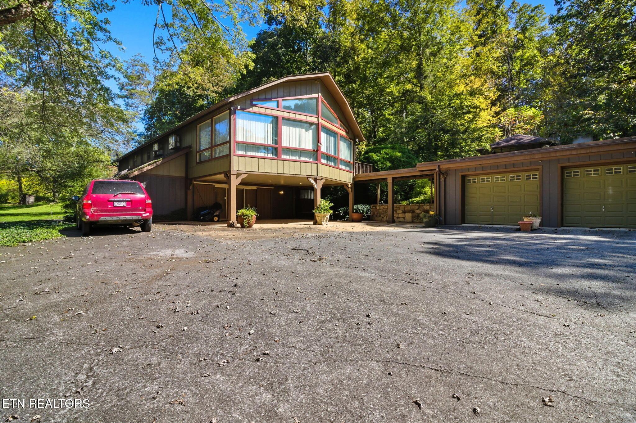 Image 2: Rear close-up View