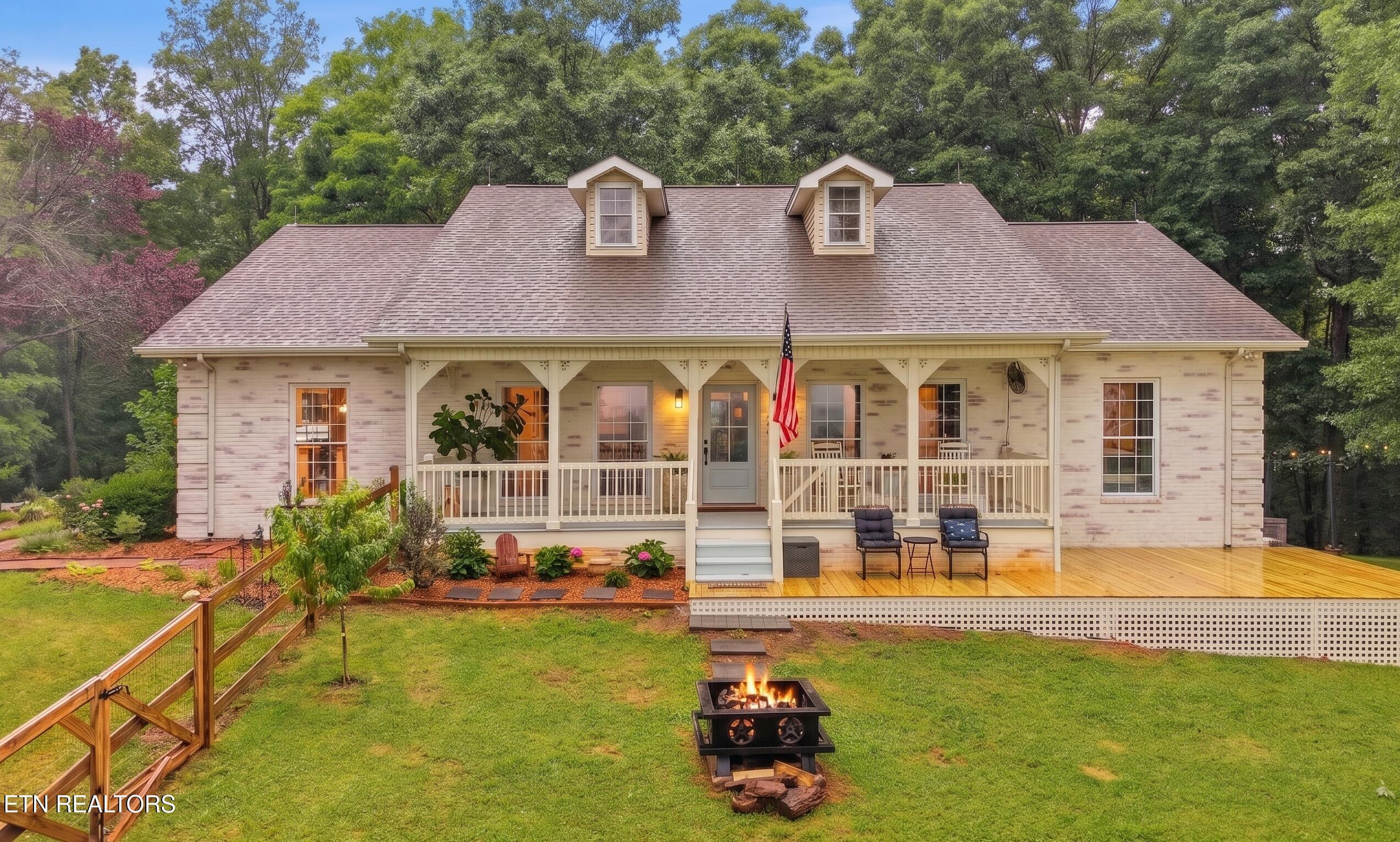Image 2: 664 Armstrong Drive Main