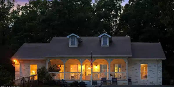 Image 3: 114-web-or-mls-664 Armstrong Drive Twili