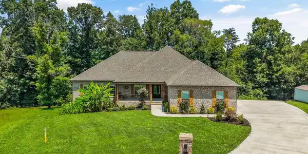 Image 2: 610 Bainbridge Dr 01[3000]