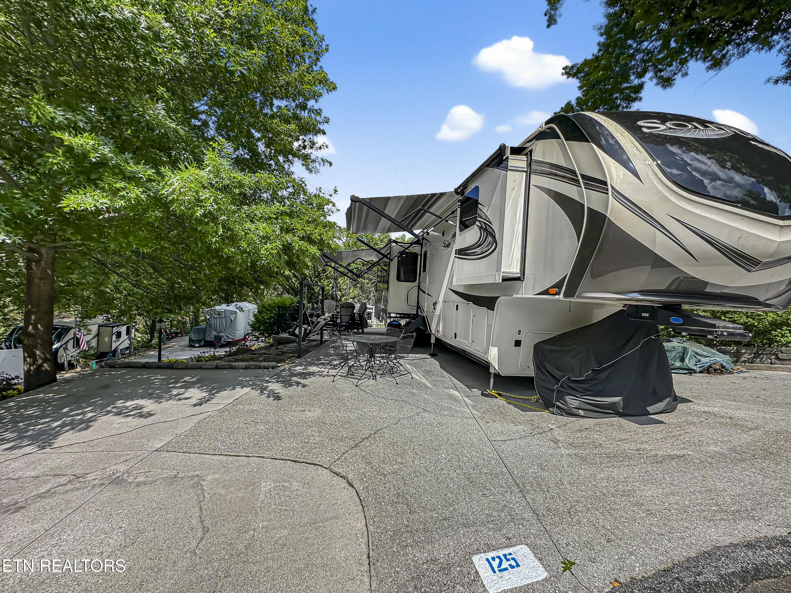 Image 4: Huge Parking