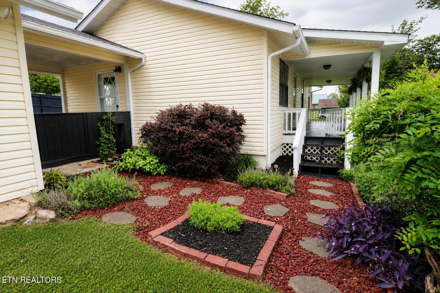 Image 2: Frontporchwalkway