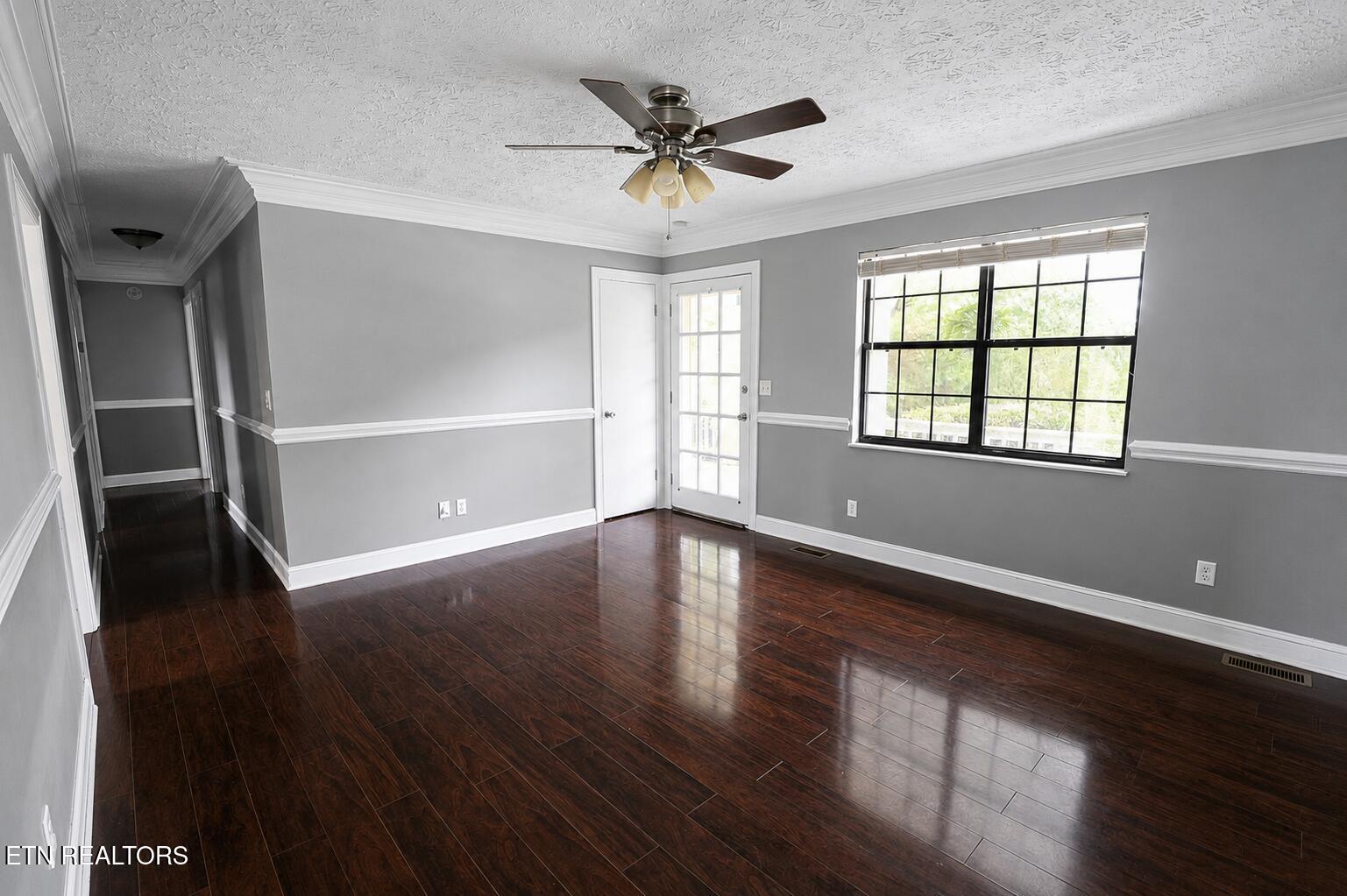 Image 4: Living Room