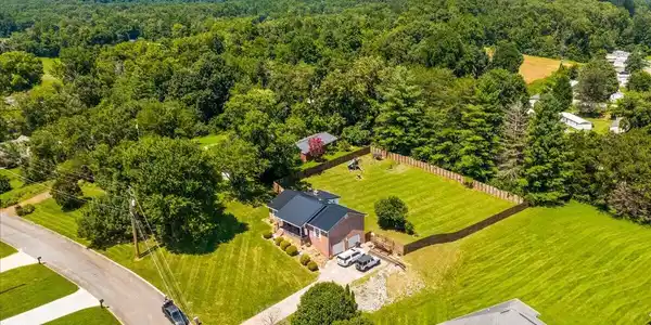 Image 2: 45-136 Grace Cir