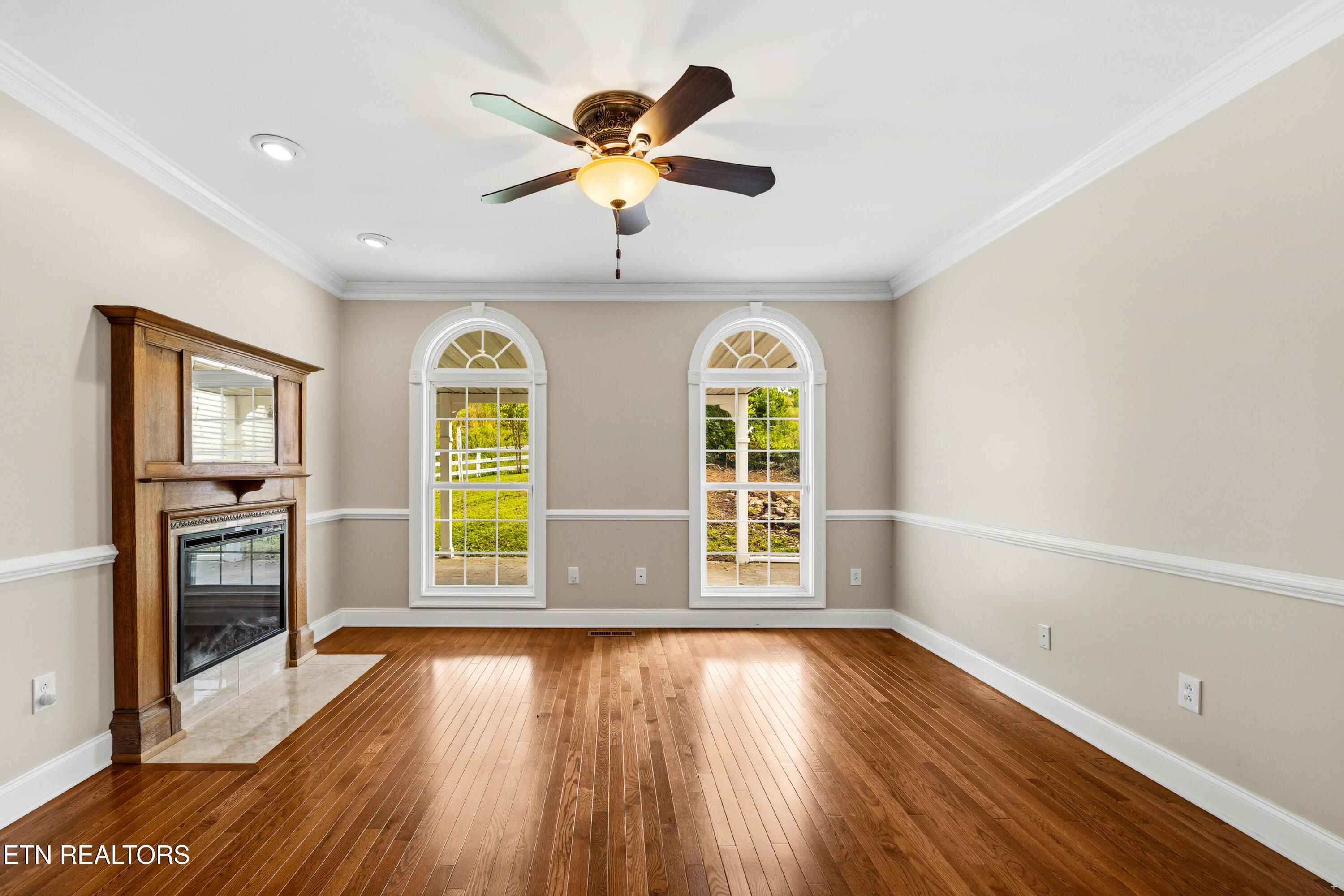 Image 4: Living Room