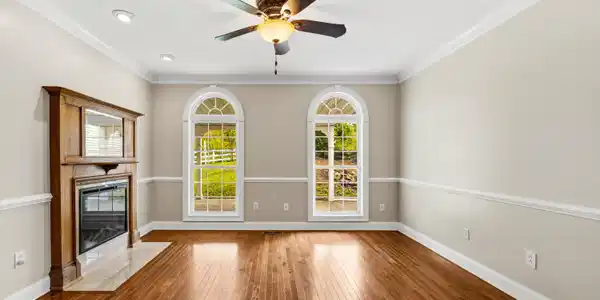 Image 4: Living Room
