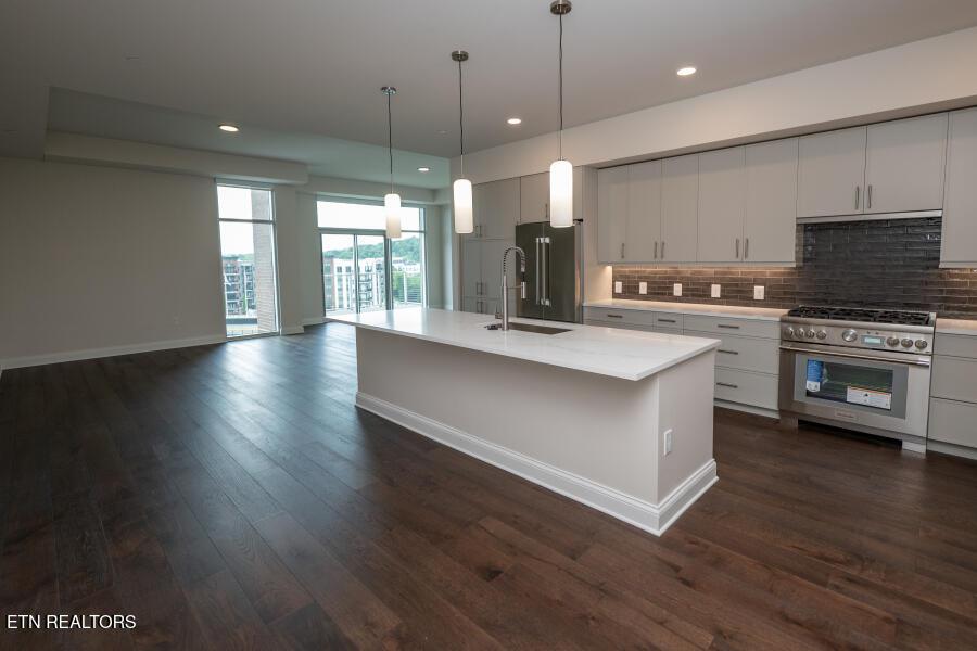 Image 4: Large Kitchen
