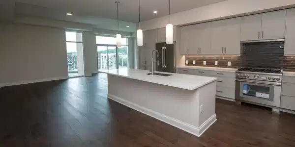 Image 4: Large Kitchen