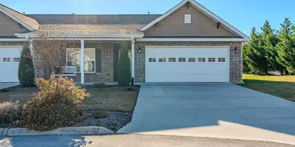 415 Larkspur Way