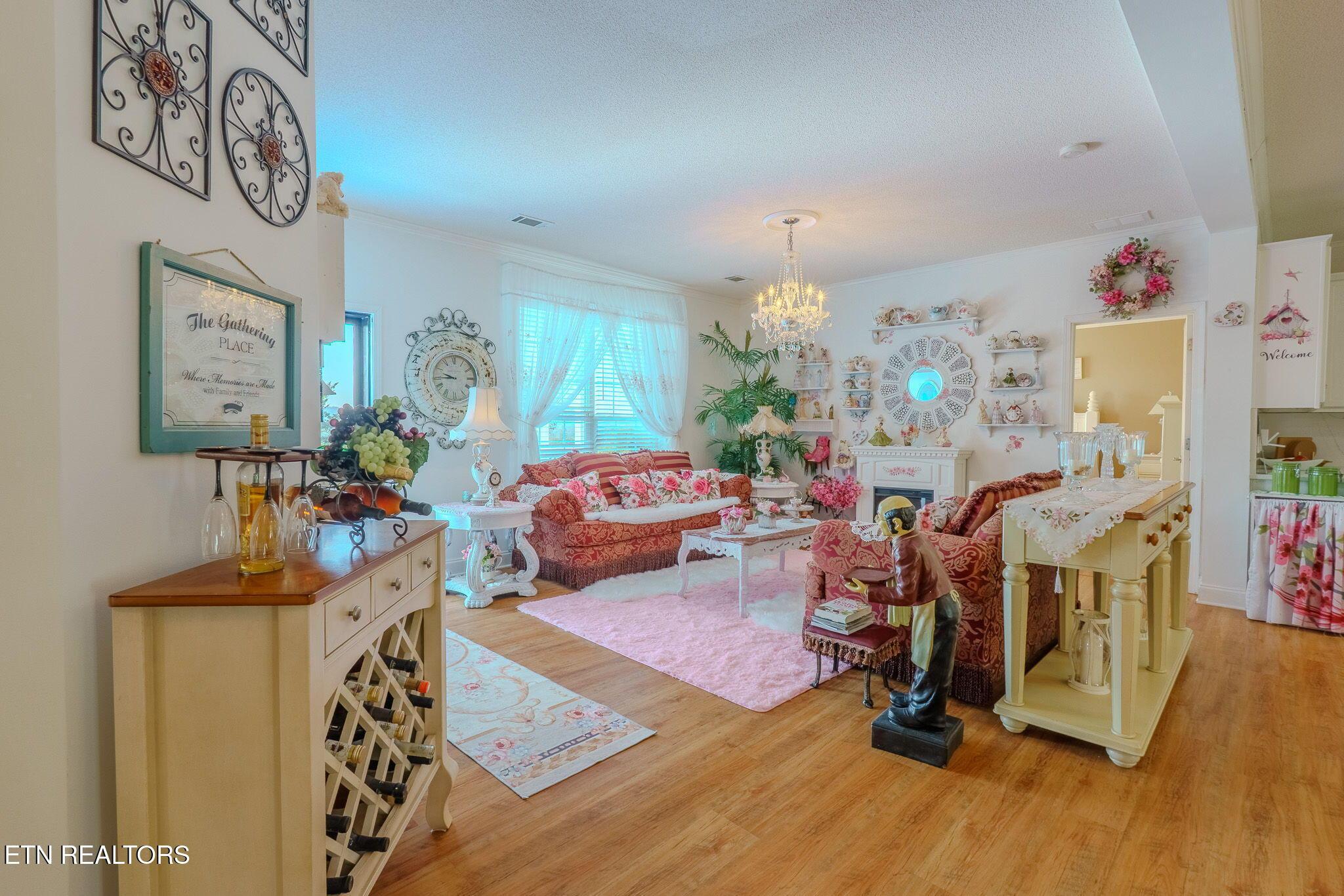 Image 4: 1-web-or-mls-DSC05407-HDR