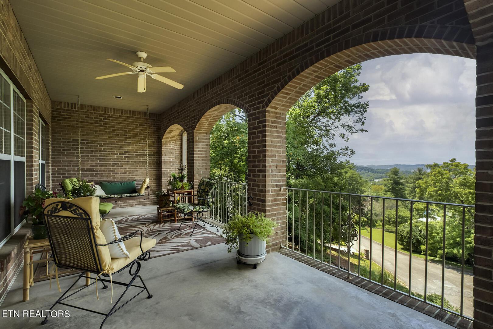 Image 3: 05_HighlanderWay_9600_FrontPorch01