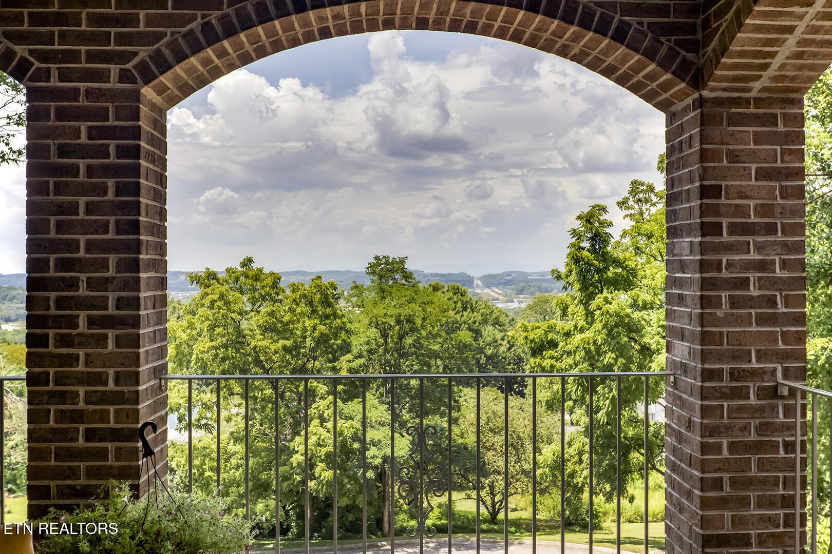 Image 4: 06_HighlanderWay_9600_FrontPorchView