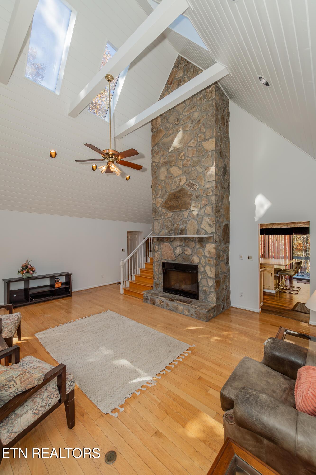 Image 4: Living room