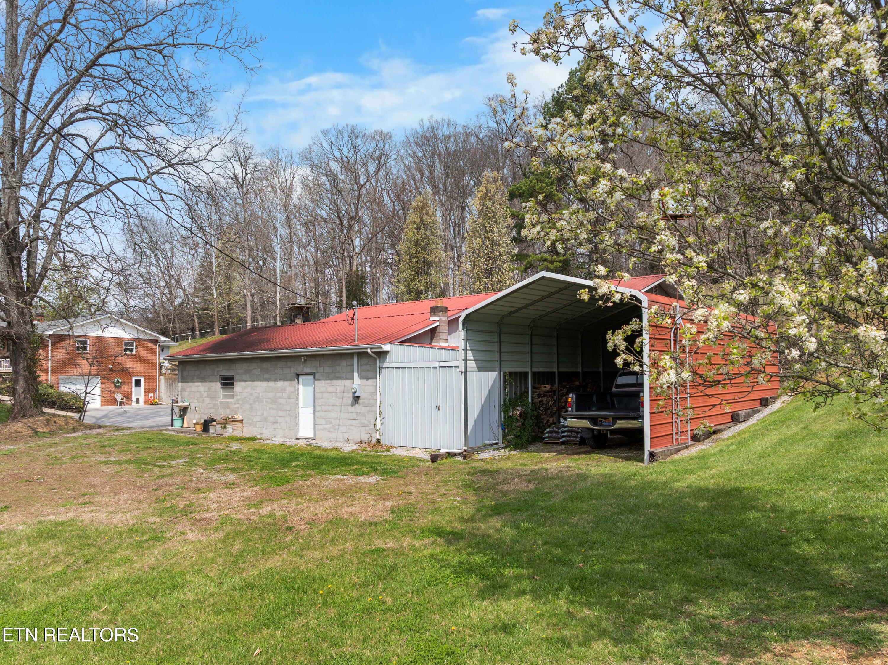 Image 3: TRACTOR CARPORT