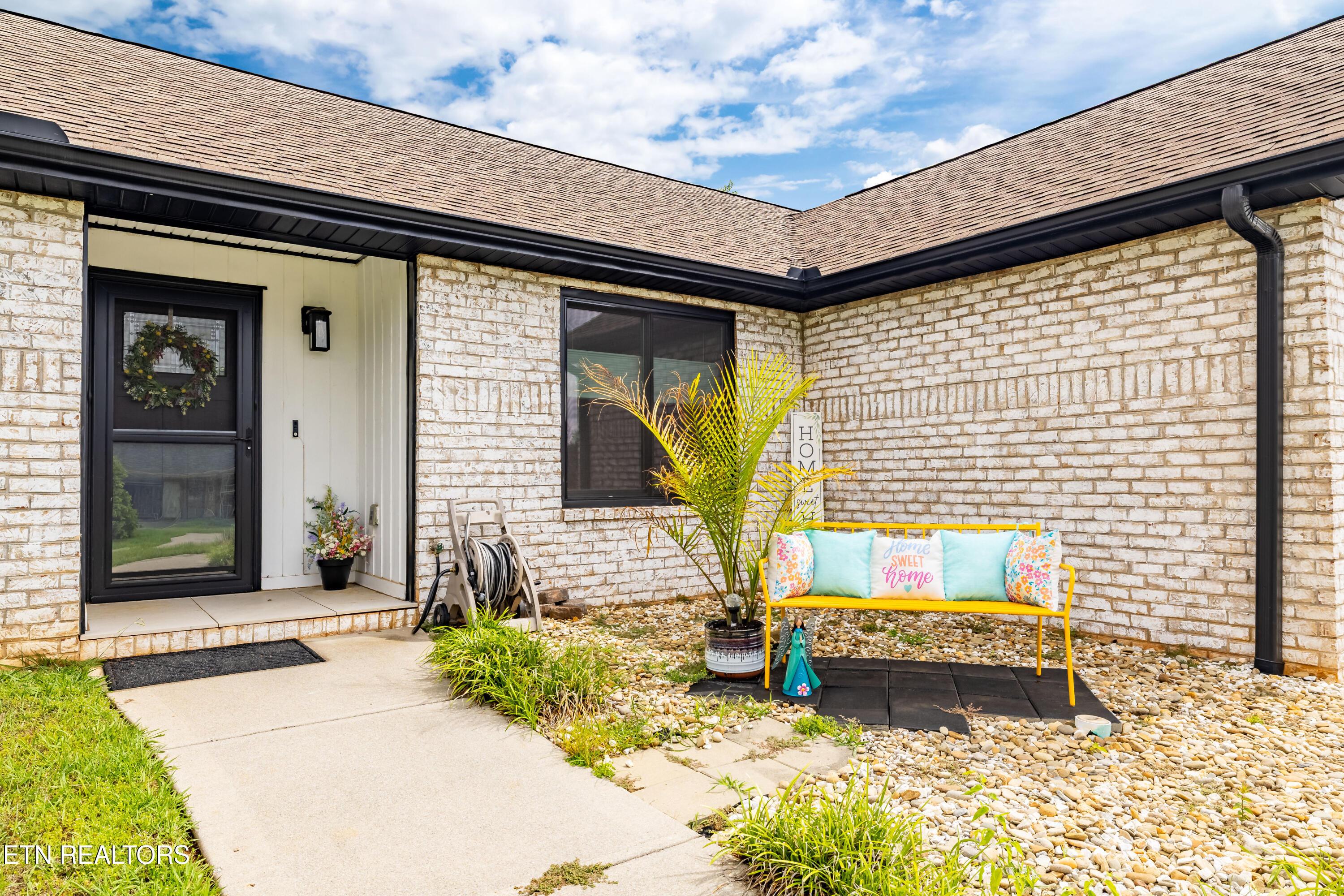 Image 3: Front Entry