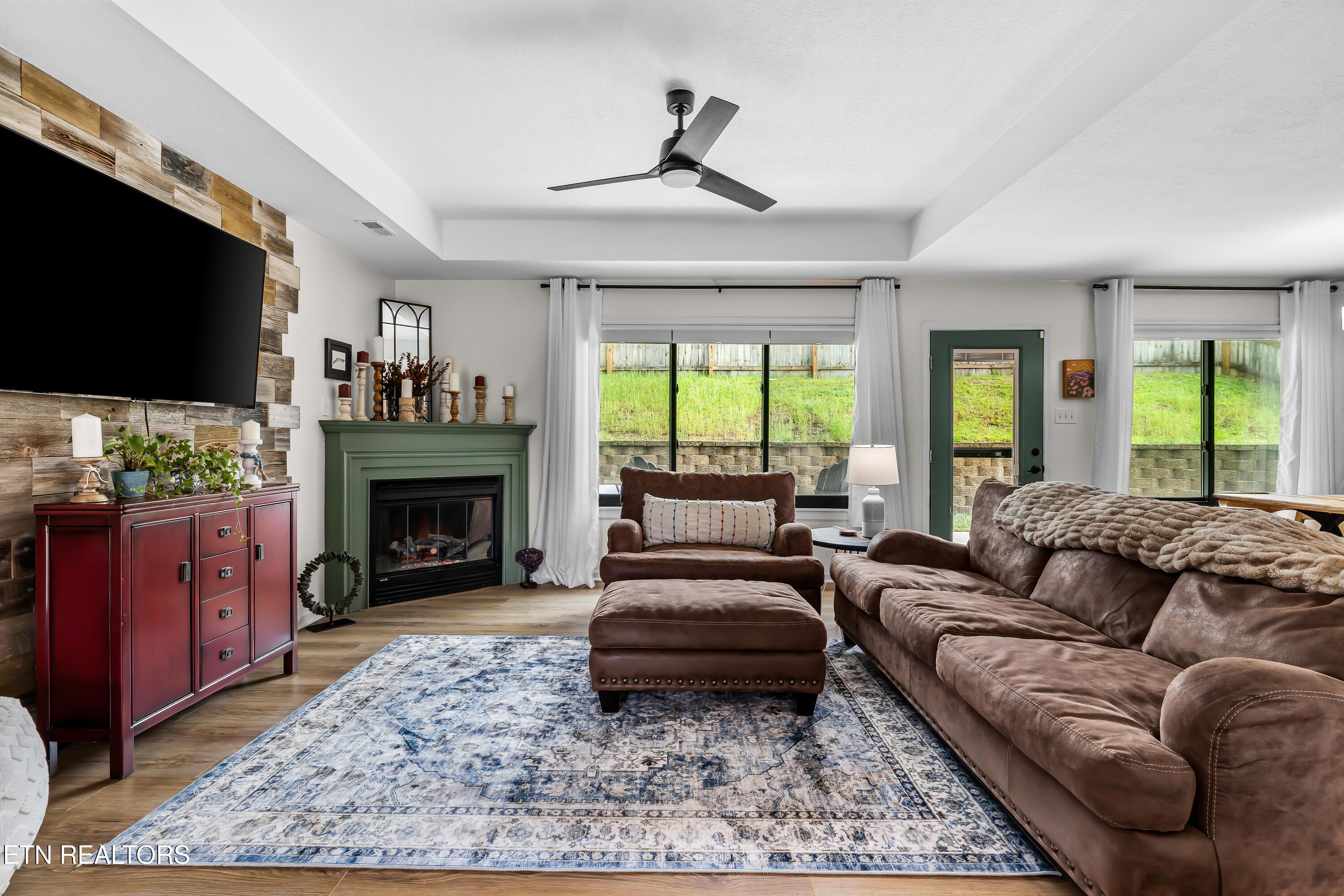 Image 4: Living Room