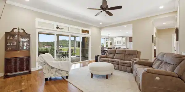 Image 3: Living room
