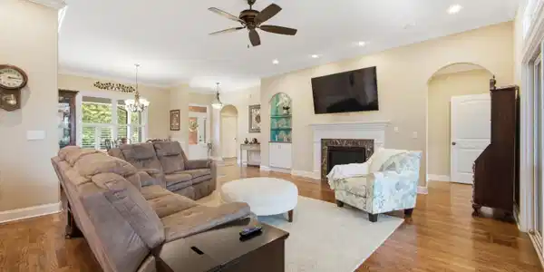 Image 4: Living room
