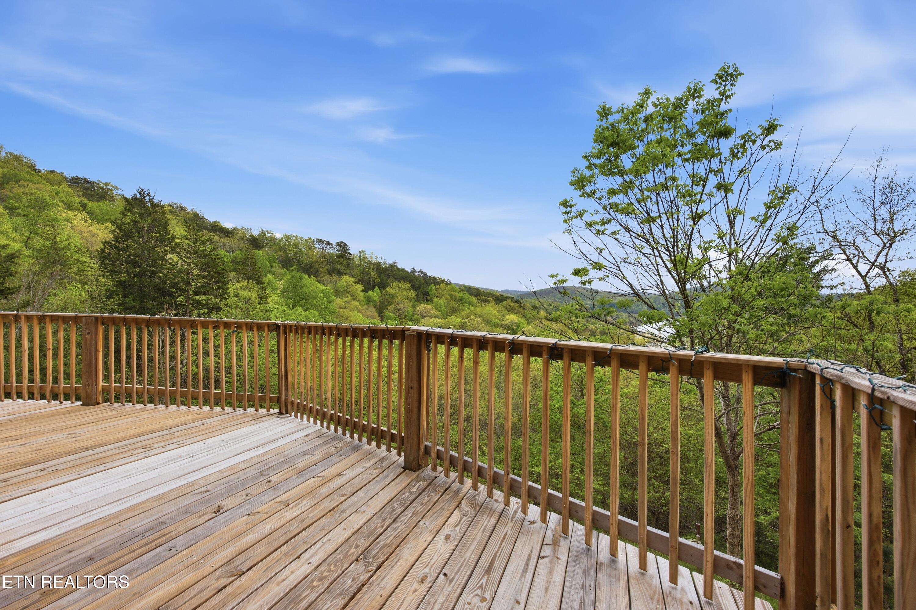Image 4: Huge Deck