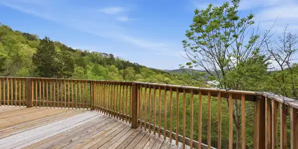 Image 4: Huge Deck