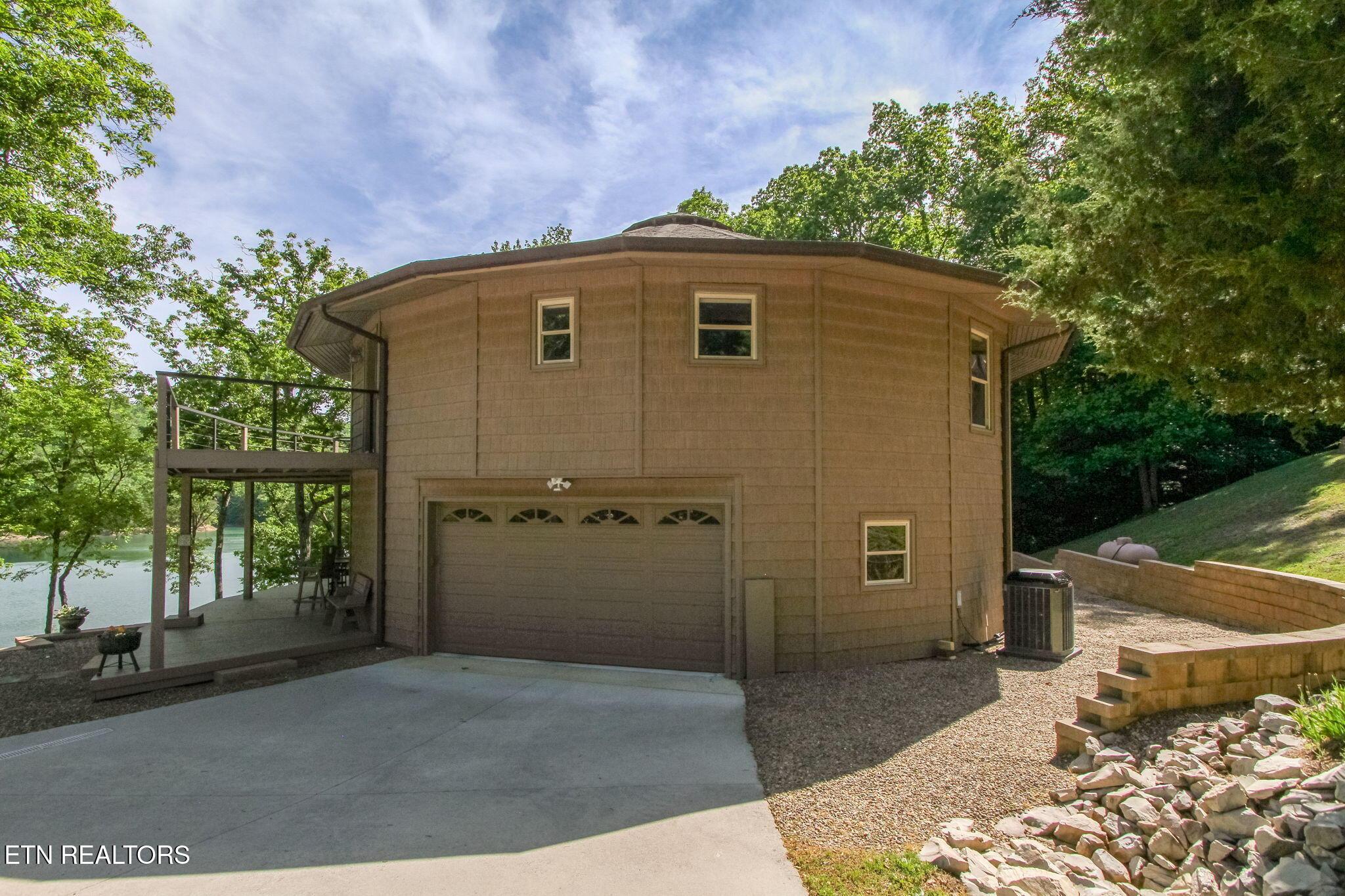 Image 4: Large attached Garage