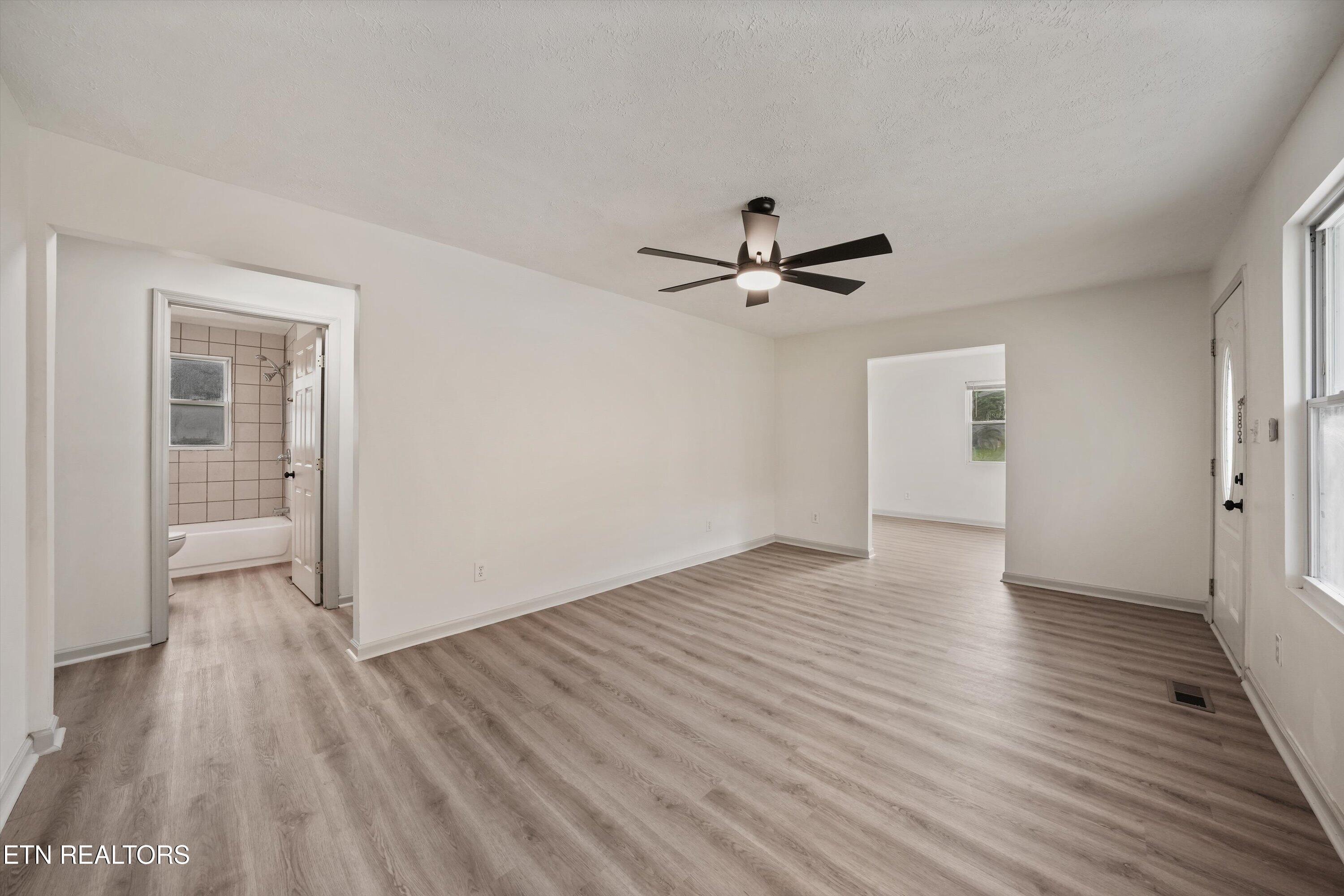 Image 4: Bright and Spacious Living Room