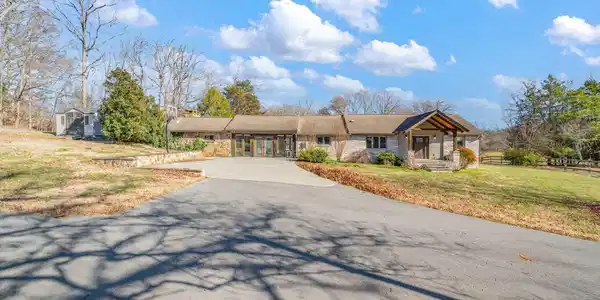 Image 2: 1-web-or-mls-617 Lewelling Road-42