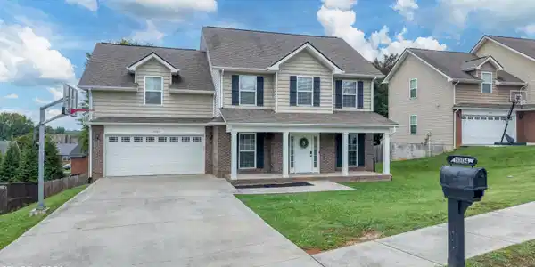 Image 3: 1004 Brooklyn Lane!
